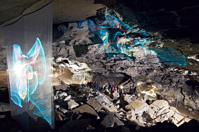laser_show_kungur_cave2.jpg